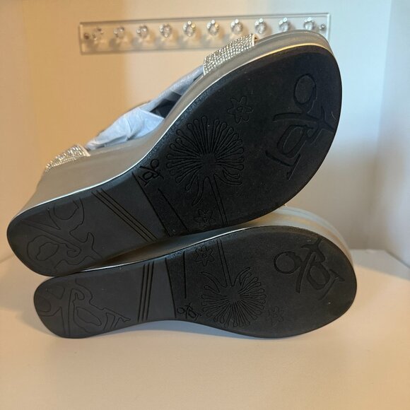 OTBT STATUS in SILVER Wedge Sandals Size 7 - Picture 5 of 5